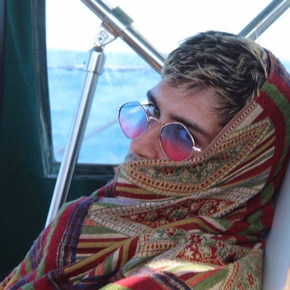 Meet your Posher, Quinn - Picture 1 of 1